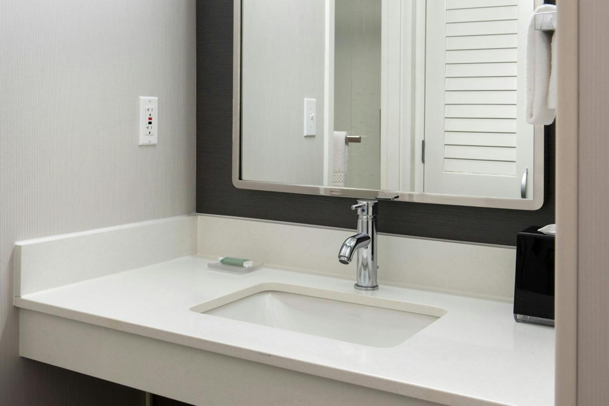 Courtyard By Marriott Silver Spring North/White Oak Екстериор снимка